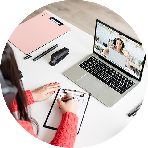 Videocall am Laptop mit Notizblock – Einschulung