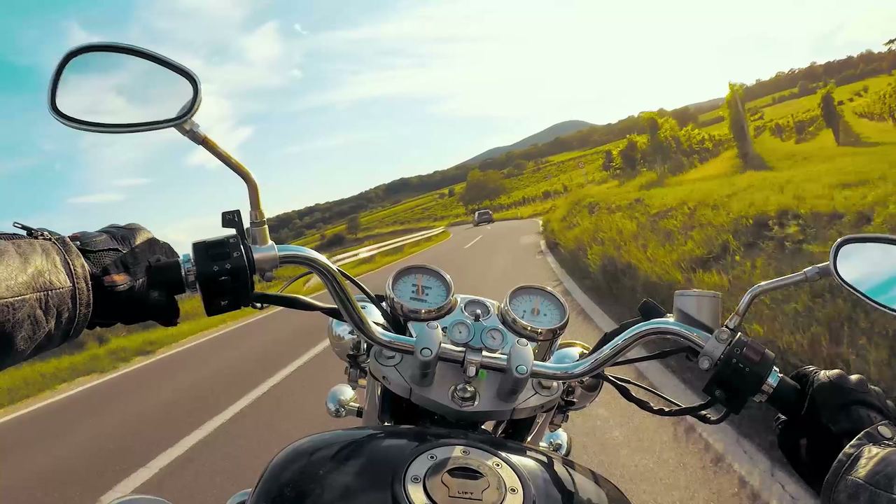 Motorradfahrt aus Fahrersicht auf einer Landstraße – Szene aus dem EXIMIE Showreel